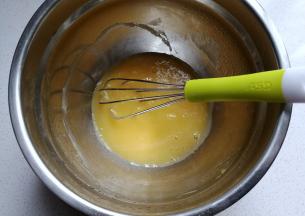 玉米油、全蛋液、糖粉放入盆中搅拌均匀；