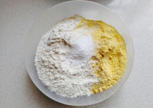 然后混合两种面粉、加入盐和泡打粉；