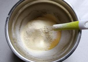 将混合的粉类筛入蛋糊中；