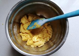 先用搅拌刀翻拌均匀；