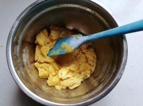 先用搅拌刀翻拌均匀；