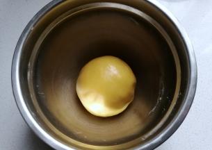 然后捏成光滑的面团；