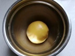 然后捏成光滑的面团；
