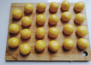 再把面团分成每个约15克的小剂子搓圆；