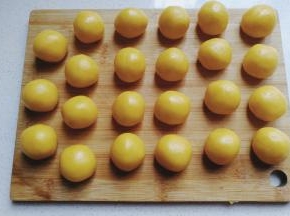 再把面团分成每个约15克的小剂子搓圆；
