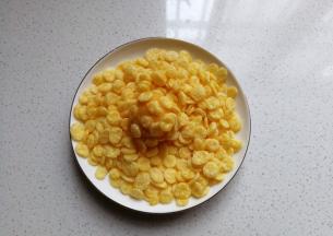 然后在放入玉米片中滚一圈，让它沾上玉米片；