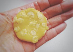 沾好后放入掌心用手压扁；