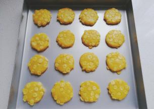 再依次做完剩下的玉米饼摆入烤盘中；