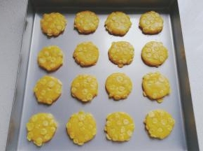 再依次做完剩下的玉米饼摆入烤盘中；