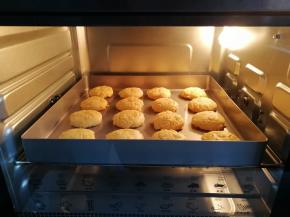 做好后放入预热好的烤箱中层上下火180烤约15~20分钟，烤至表面金黄即可。（具体温度和时间根据自家烤箱脾性灵活调整）