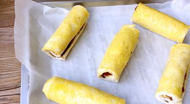 烤盘铺油纸，码放好面包卷，烤箱180度预热五分钟，上下火烤15～20分钟