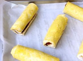 烤盘铺油纸，码放好面包卷，烤箱180度预热五分钟，上下火烤15～20分钟
