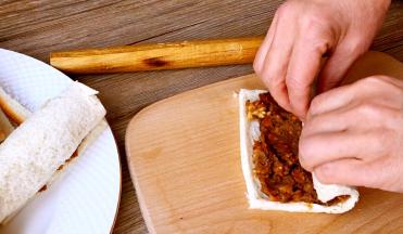 从自己一边卷起，压实一些