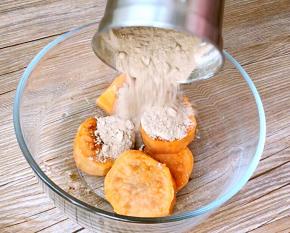 红薯取出来，趁热加入红糖