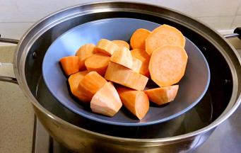 红薯去皮切块，大火蒸二十分钟