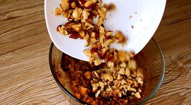 加入红枣、核桃仁颗粒，继续拌匀