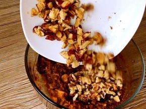 加入红枣、核桃仁颗粒，继续拌匀
