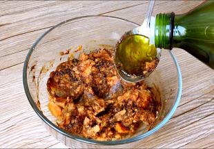 红薯与红糖拌匀，加入橄榄油拌匀