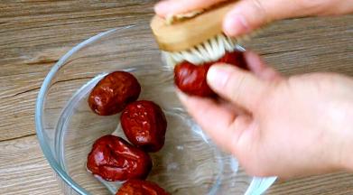 红枣用软毛刷轻轻刷洗干净