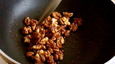 核桃仁小火炒熟