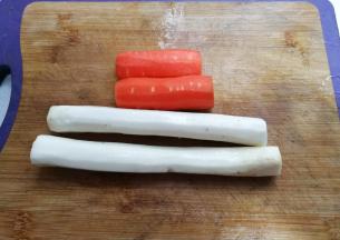 先将铁棍山药和胡萝卜洗净去皮；