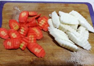 然后把它们切斜片；（没有波纹刀，平常刀也是一样的）