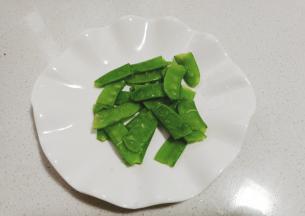 荷兰豆少许洗净，从中间掐断备用；