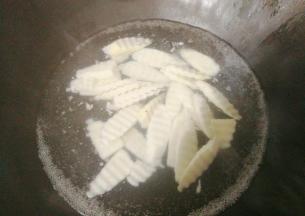 锅中入适量水，水开后先放入山药焯水至断生；