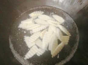锅中入适量水，水开后先放入山药焯水至断生；