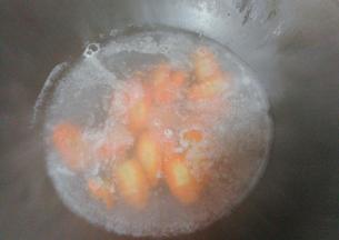 胡萝卜也一样焯下水，然后捞起；