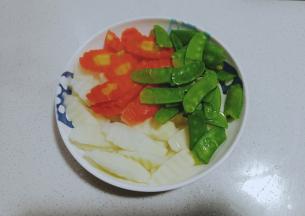 把三种蔬菜混合装盘；