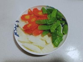 把三种蔬菜混合装盘；