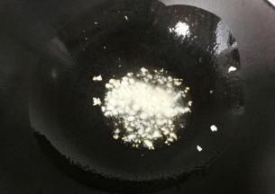 锅中入适量油，先下蒜末煸香；