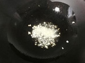 锅中入适量油，先下蒜末煸香；