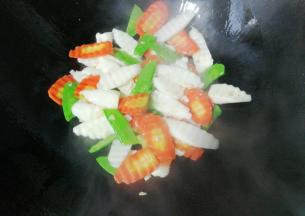 接着下入三蔬，大火翻炒几下；（如果太干，适量点入一点清水翻炒）