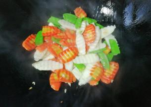 再依次调入适量盐，胡椒粉和鸡精翻炒均匀即可起锅装盘。