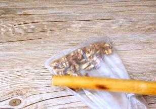 晾凉，放进袋子里，敲成小颗粒