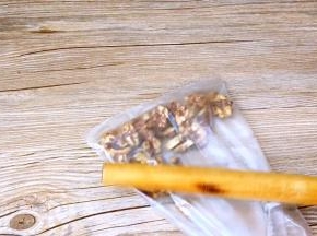 晾凉，放进袋子里，敲成小颗粒