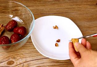 用厨房剪刀剪成小颗粒