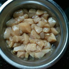 鸡胸肉洗净切小块，加生抽和料酒腌制半小时！
