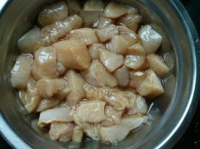 鸡胸肉洗净切小块，加生抽和料酒腌制半小时！