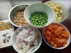 准备其他材料:洋葱，土豆和胡萝卜洗净切块，豌豆粒洗干净！