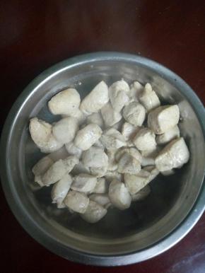 锅里烧热放油，把鸡胸倒入锅里煸炒，炒至变色盛出待用！