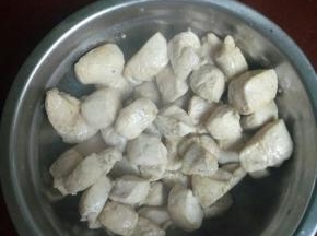 锅里烧热放油，把鸡胸倒入锅里煸炒，炒至变色盛出待用！