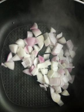 锅里再放少量油，放入洋葱煸炒！