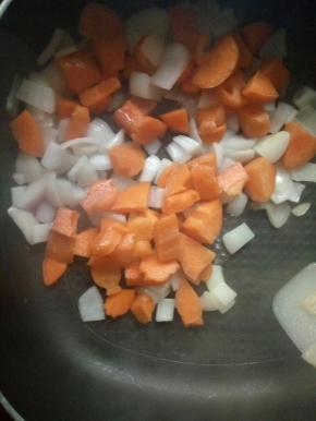 炒至洋葱变透明，放入胡萝卜炒！