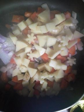 炒2分钟左右放入土豆煸炒！