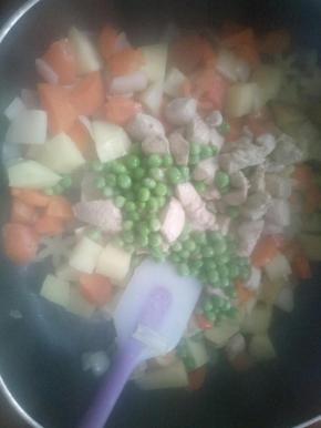 继续炒2分钟，倒入鸡胸肉和豌豆粒翻炒，两分钟左右！