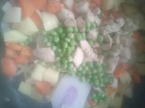 继续炒2分钟，倒入鸡胸肉和豌豆粒翻炒，两分钟左右！