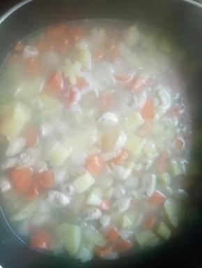 倒入适量清水煮（水量没过菜品就可以）！